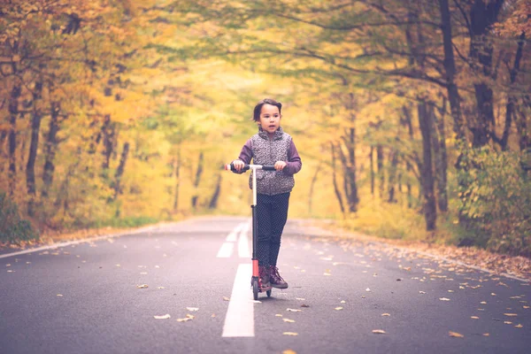 Petites Filles Profiter Son Scooter Dans Parc Automne Saison — Photo