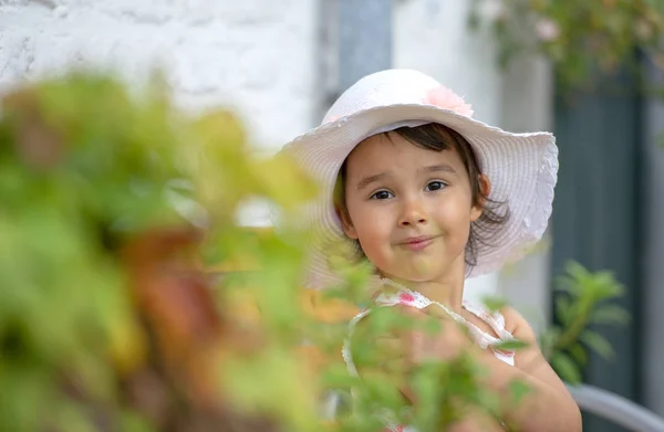 暖かく 晴れた夏の日に白い帽子を身に着けている愛らしい小さな女の子 — ストック写真