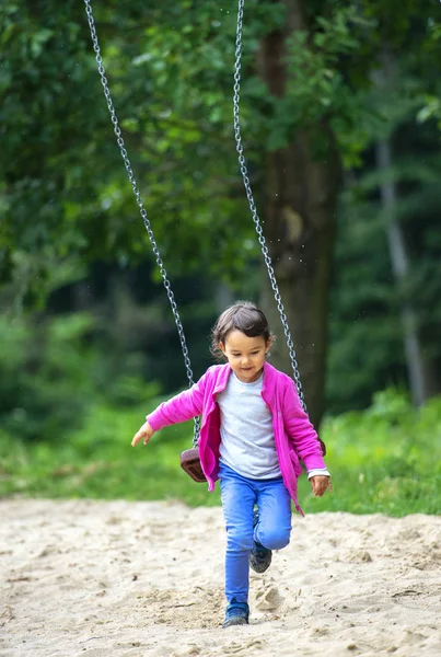 Söt Liten Flicka Leker Swing Parken — Stockfoto