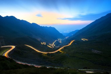 Transfagarasan 'daki trafik parkurları geceleri geçer. Romanya 'da Karpat Dağları geçişi, Transfagarasan dünyanın en muhteşem dağ yollarından biridir