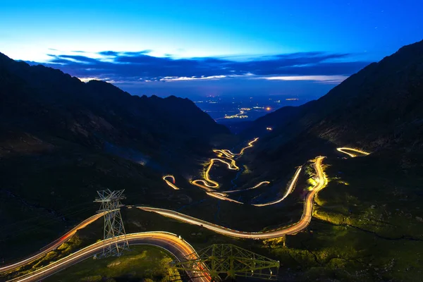 トランスファガラサンの交通トレイルは夜に通過します ルーマニアのカルパチア山脈を横断するトランスファガラサンは 世界で最も壮観な山道の一つです — ストック写真