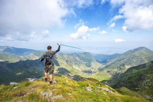 Exitoso Excursionista Hombre Activo Cima Montaña Disfrutando Vista Viajes Deporte — Foto de Stock