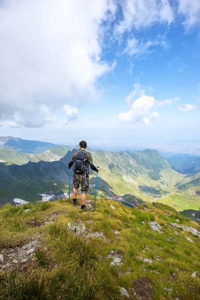 Framgångsrik Aktiv Man Vandrare Toppen Berget Njuter Utsikten Travel Sport — Stockfoto