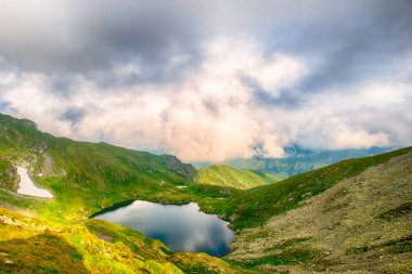 capra Gölü Romanya ve fagaras dağlar yaz aylarında manzara.