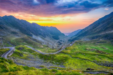 Gün batımında Transfagarasan geçidi. Romanya'da Karpat dağları crossing, Transfagarasan dünyanın en muhteşem dağ yollarından biridir