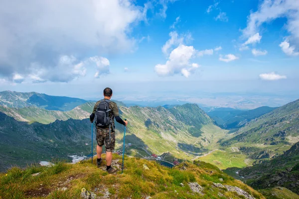 Framgångsrik aktiv man vandrare på toppen av berget njuter av utsikten — Stockfoto