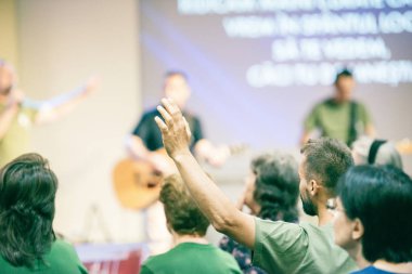 Kilisedeki insanlar, Tanrı'ya tapıyorlar..