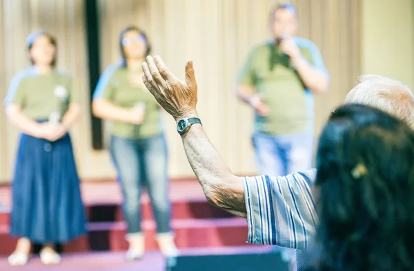 Viejo Con Las Manos Alto Adorando Dios Iglesia —  Fotos de Stock