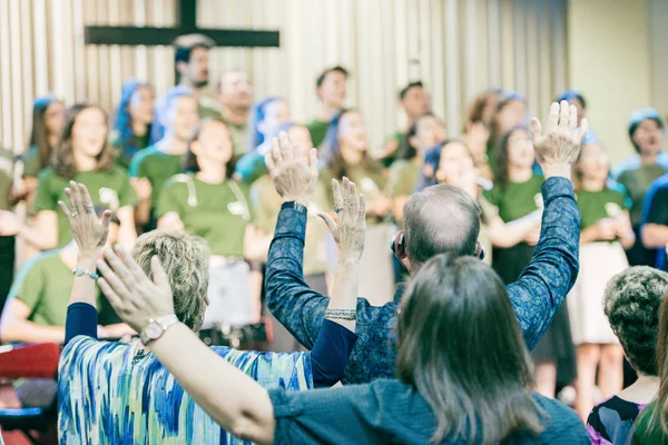 Gente Iglesia Adorando Dios Con Las Manos Alto —  Fotos de Stock