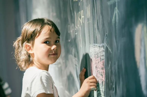 Schönes Kleines Mädchen Zeichnet Auf Einer Tafel Auf Dem Spielplatz — Stockfoto