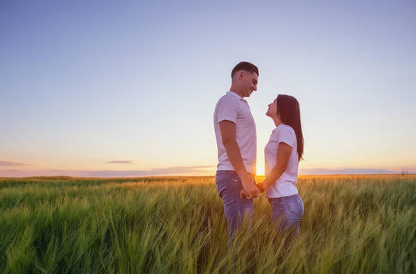Kärlek Par Romantiskt Sommarfält — Stockfoto