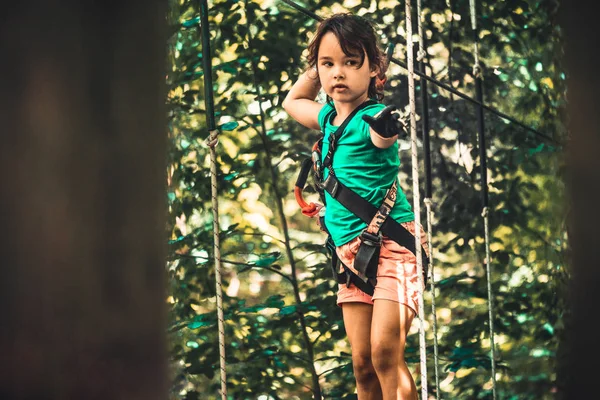 Bambina Nel Parco Avventura Estate — Foto Stock