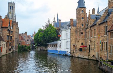 Bruges, Belçika - 10 Ağustos 2017. Bruges'deki kanalda yağmurlu bir gün teknede turizm