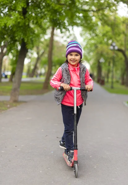 Küçük Kızlar Onun Scooter Park Sonbahar Mevsiminde Zevk — Stok fotoğraf