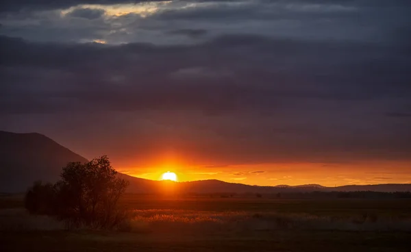 Piękny Zachód Słońca Nad Wzgórzami Okresie Letnim — Zdjęcie stockowe