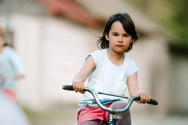 Μικρό Κορίτσι Ένα Ποδήλατο Κοντά Στο Σπίτι — Φωτογραφία Αρχείου