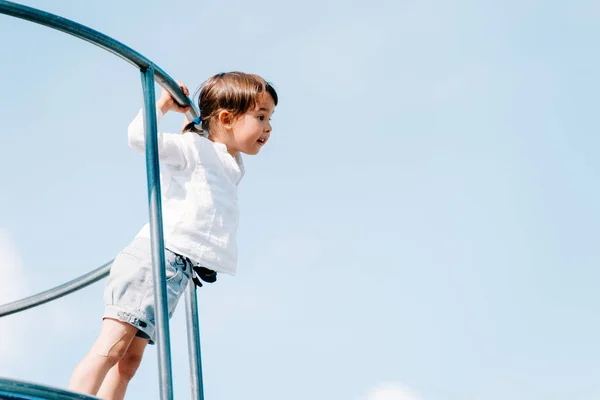 Petite Fille Jouer Sur Aire Jeux Avec Ciel Bleu — Photo