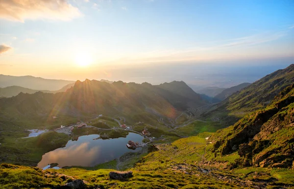 Lanskap Dari Danau Capra Rumania Dan Pegunungan Fagaras Musim Panas — Stok Foto