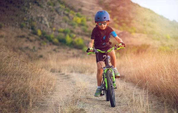 Szczęśliwy Chłopiec Lat Zabawy Jesiennym Parku Rowerem Pięknym Dniu Upadku — Zdjęcie stockowe