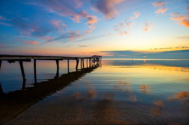 Filo lagünündeki eski bir ahşap iskelede gün doğumu