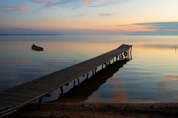 水面上美丽的日出和渔船的轮廓 — 图库照片