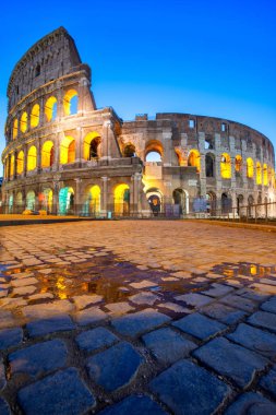 İtalya, Roma 'daki Colosseum' un gece manzarası. Roma mimarisi ve dönüm noktası. Roma Kolezyumu, Roma ve İtalya 'nın başlıca ilgi alanlarından biridir.