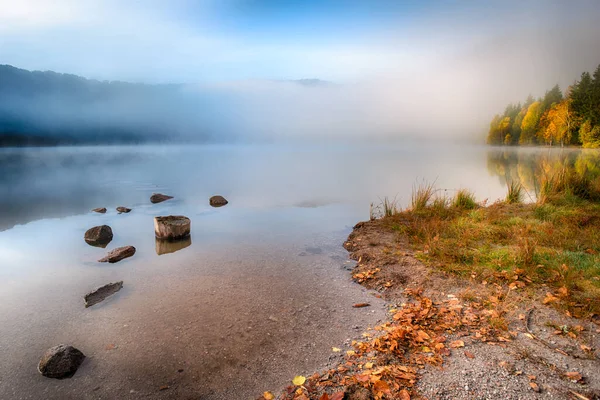 Podzimní Krajina Horách Stromy Odrážejícími Vodě Jezera Svaté Anny Rumunsko — Stock fotografie