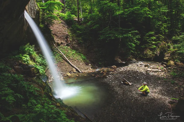 Man Meditate Beautifull Watterfall — Stock Photo, Image