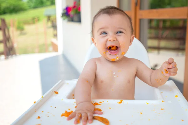 Grappig Schattig Vuil Klein Meisje Van Maanden Eet Terwijl Zitten — Stockfoto