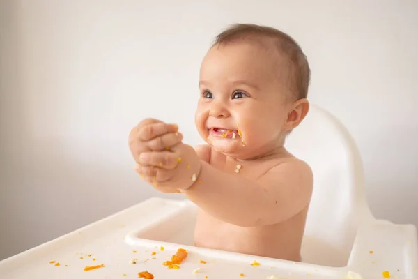 Een Grappig Schattig Vies Klein Meisje Van Maanden Eet Terwijl — Stockfoto