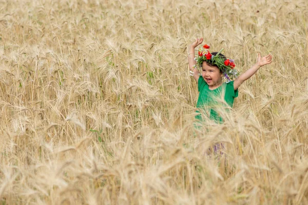 Bonita Menina Brincando Campo Trigo — Fotografia de Stock