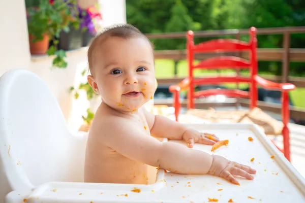 Lustige Entzückende Und Schmutzige Kleine Mädchen Von Monaten Isst Während — Stockfoto