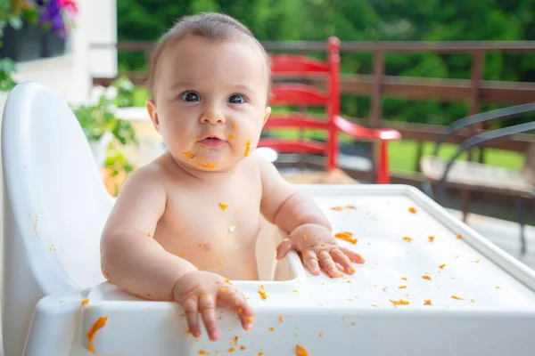 Grappig Schattig Vuil Klein Meisje Van Maanden Eet Terwijl Zitten — Stockfoto