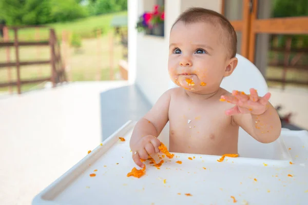 Lustige Entzückende Und Schmutzige Kleine Mädchen Von Monaten Isst Während — Stockfoto