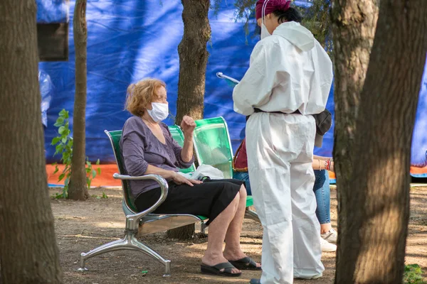 Галаті Румунія Липня 2020 Стара Жінка Лікар Під Час Епідемії — стокове фото