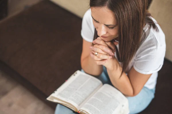 Young Woman Pray Bible Relationship God Home — Stock Photo, Image