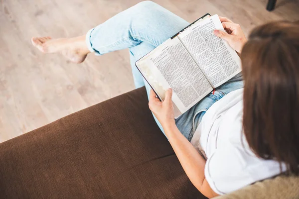 Jeune Femme Prier Avec Bible Relation Avec Dieu Maison — Photo