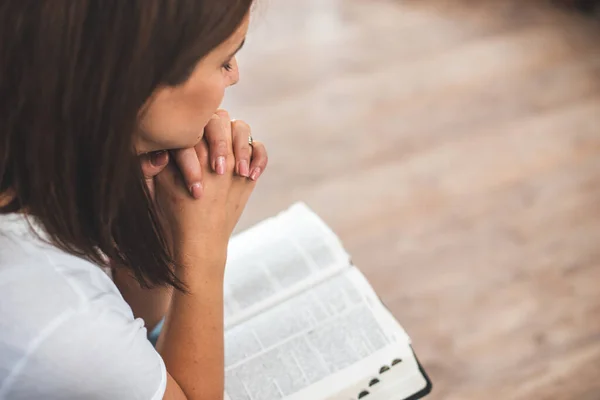 Jeune Femme Prier Avec Bible Relation Avec Dieu Maison — Photo