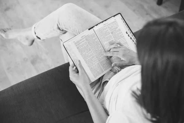 Junge Frau Betet Mit Biblischer Beziehung Gott Hause — Stockfoto