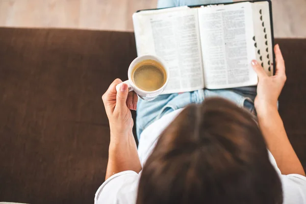 Femme Main Tenant Tasse Café Lecture Sainte Bible — Photo