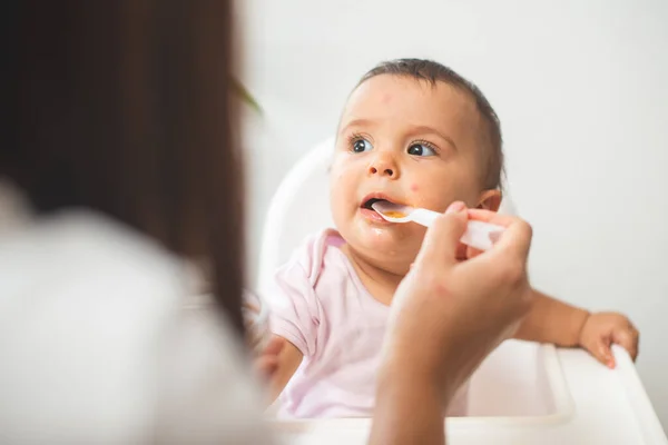 Mãe Alimentar Sua Filhinha Com Uma Colher — Fotografia de Stock