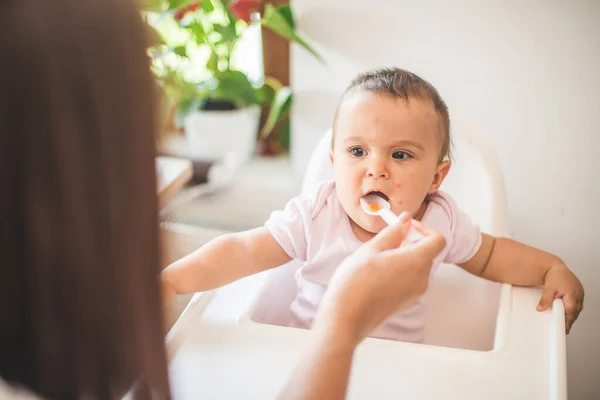 Mãe Alimentar Sua Filhinha Com Uma Colher — Fotografia de Stock