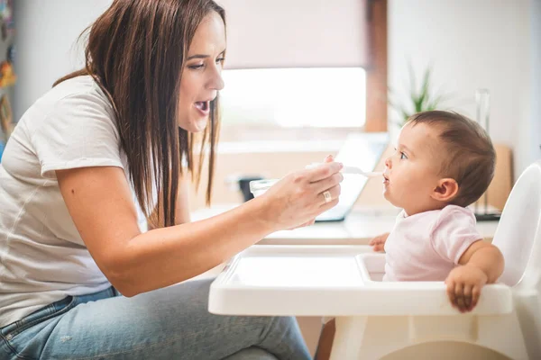 Mãe Alimentar Sua Filhinha Com Uma Colher — Fotografia de Stock