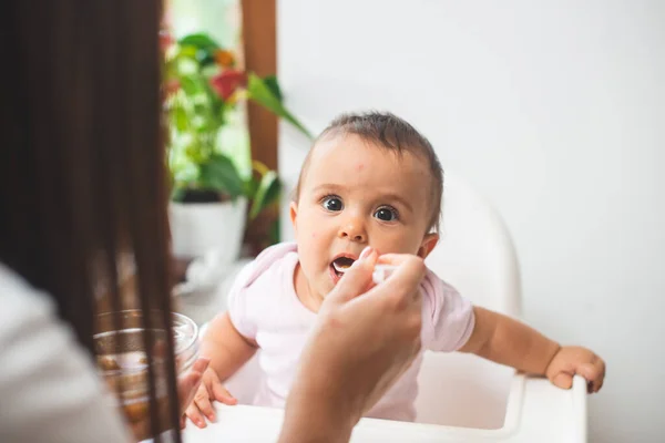 Mãe Alimentar Sua Filhinha Com Uma Colher — Fotografia de Stock