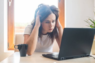 Ofiste masada uyuyan yorgun iş kadını. Evden çalışan yorgun genç bir kız. Laptop kullanan bir kadın. Girişimci, iş adamı, serbest meslek, öğrenci, stres, ev kavramından çalışma