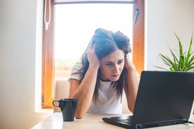 Ofiste masada uyuyan yorgun iş kadını. Evden çalışan yorgun genç bir kız. Laptop kullanan bir kadın. Girişimci, iş adamı, serbest meslek, öğrenci, stres, ev kavramından çalışma
