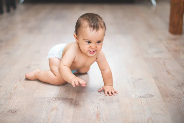 小さな可愛いです幼児立って上のすべての4上の木製の床に家 — ストック写真