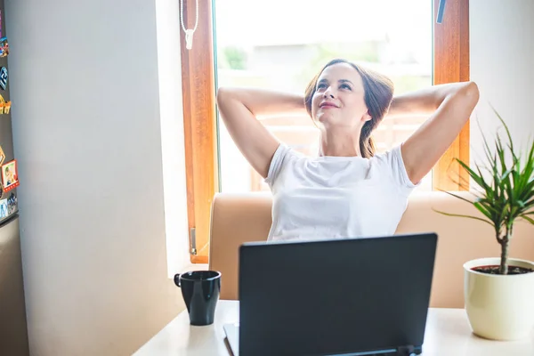 Femme Calme Souriante Relaxant Les Mains Derrière Tête Femme Heureuse — Photo