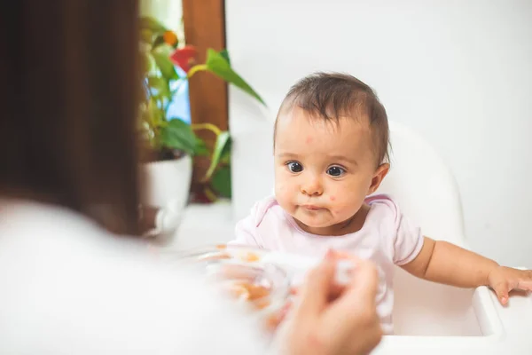 Madre Nutrire Sua Piccola Figlia Con Cucchiaio — Foto Stock