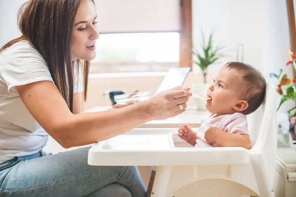 Mãe Alimentar Sua Filhinha Com Uma Colher — Fotografia de Stock